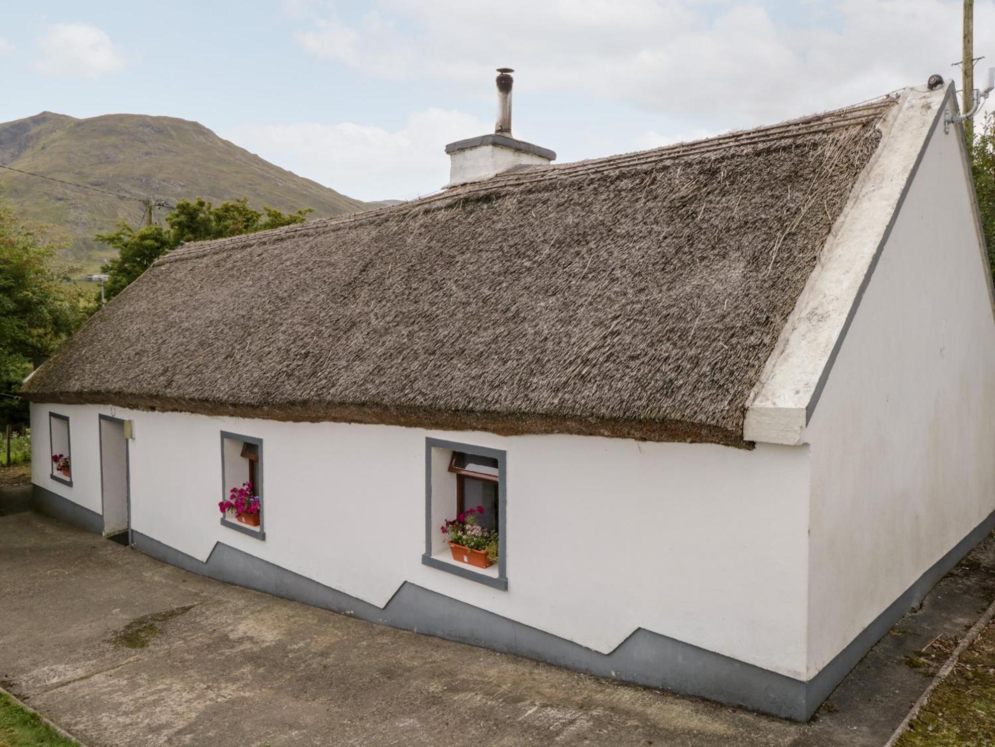 The Thatched Cottage Liscarney Bagian luar foto